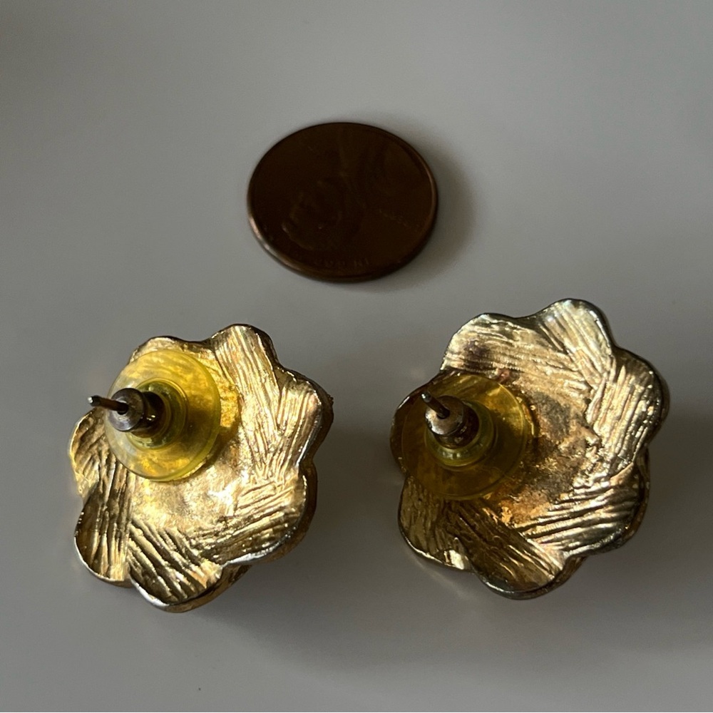 VINTAGE Gold and Cream Floral Pearl Earrings - Picture 3 of 3